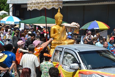 A Buddha image was situated near Wat Chaimongkol for residents to ask for blessings.