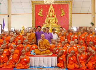 Sattahip Temple Abbot Tasanee Kunakorn (center) poses with officials and the novices being ordained to honor HRH Princess Maha Chakri Sirindhorn on the start of her 61st year.