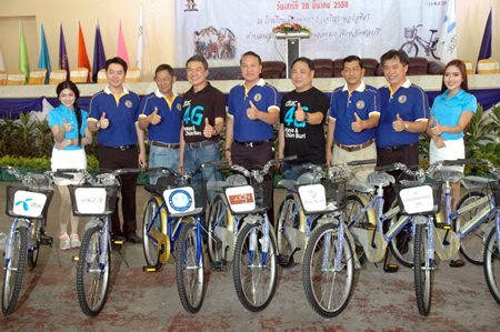Pattaya Provincial Court Chief Justice Apichart Thepnoo (center), along with guests of honor from the Ramkhamhaeng Association, and DTAC, give thumbs up to the program.