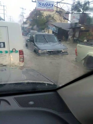 Flood in Soi Siam Country Club, where cars were half-submerged.