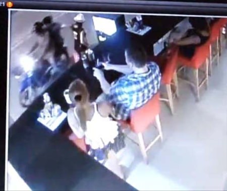 Images of two youths snatching a gold chain from a woman on Soi Buakaow were captured by closed-circuit cameras.