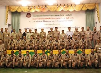 Outgoing sailors undergo vocational training in Sattahip Officers, teachers and many students pose for a group photo after the launch of the program.