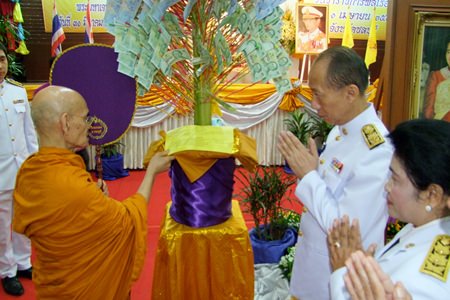 Gov. Khomsan Ekachai (right) hosts the Rural Development Fund event at the provincial hall.