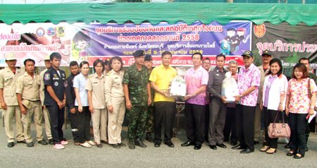 Chonburi Deputy Gov. Chamnanwit Taerat (center, right, holding bag) inspected police checkpoints in Koh Chan, Bo Thong, and Nong Yai districts during the busy Songkran travel season.