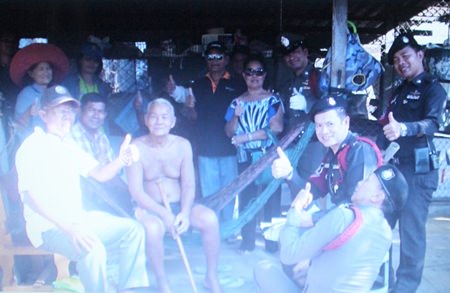 Pol. Sub. Lt. Jiradej Tiewtongtat and local police officers pay a visit to the Soi Khopai Community.