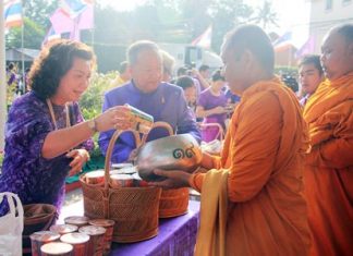 Nongprue Mayor Mai Chaiyanit and his lovely wife Jamniern, president of the Nongprue Women’s Development Club, join their friends in making merit on the occasion of HRH Princess Maha Chakri Sirindhorn’s 60th birthday.