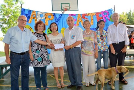 The donation for the Easter Party of the International Meditation Group was 10,000 Baht. (From left) Tony Portman, Elfi Seitz, Radchada Chomjinda, Dr. Otmar and Dr. Margret Deter, Gung and Gerhard Cyganek.