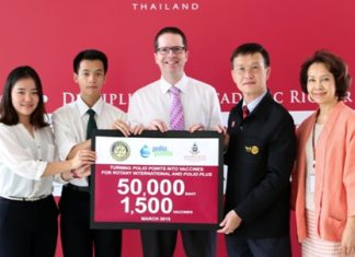 Seonwoo (Chloe) Ko (Head Girl), Kevin Techapichetvanich (Head Boy), Matthew Savage (Deputy Headmaster) and Duenpen (Mint) Pawakranond present a cheque of 50,000 baht to Surachat Chuenchoksan (2nd right), Governor of Rotary District 3350.