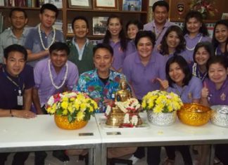 Relatives and family members of immigration officials were invited to join the “rod nam dum hua” ceremony at the Chonburi Immigration Office in Jomtien.