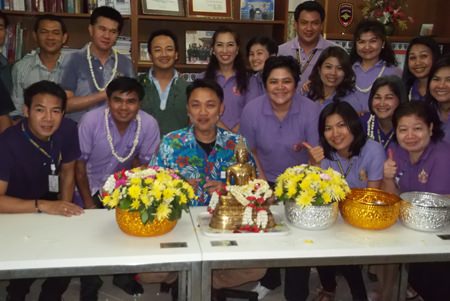 Relatives and family members of immigration officials were invited to join the “rod nam dum hua” ceremony at the Chonburi Immigration Office in Jomtien.