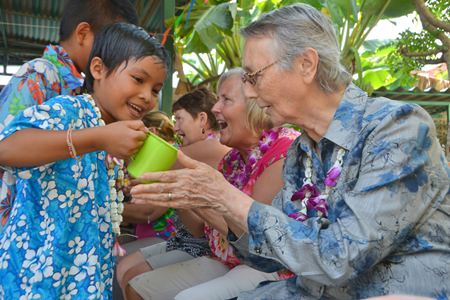 Children perform the “rod nam dam hua” ceremony, pouring scented water into the palms of elders.