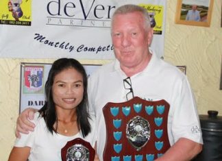 Jittina ‘Orn’ Tinpranee (left) receives the deVere overall winner’s trophy and shield from Brian Chapman.