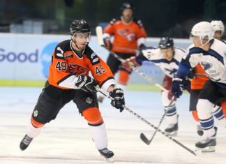 Players from Hong Kong Tigers and Kuala Lumpur Cobras battle for honours in the tournament final at the Central Rama IX ice rink, March 28. (Photo/Tadamasa Nagayama)
