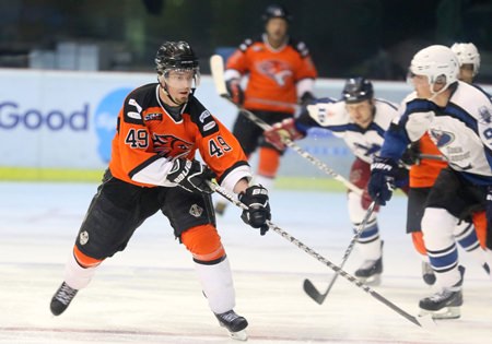 Players from Hong Kong Tigers and Kuala Lumpur Cobras battle for honours in the tournament final at the Central Rama IX ice rink, March 28. (Photo/Tadamasa Nagayama)
