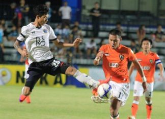 Pattaya United’s Chaiyawat Buran (left) challenges for the ball with Chiangrai’s Anon Sangsanoi during thie second half of their Toyota League Cup round of 64 clash at the Nongprue Stadium in Pattaya, Saturday, April 18. (Photo courtesy Chiangrai United FC)