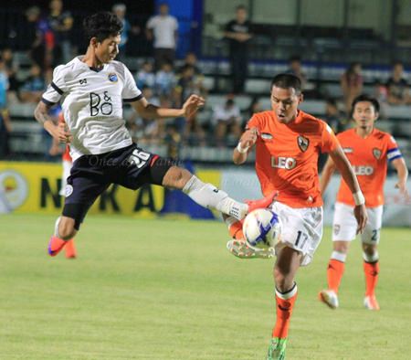 Pattaya United’s Chaiyawat Buran (left) challenges for the ball with Chiangrai’s Anon Sangsanoi during thie second half of their Toyota League Cup round of 64 clash at the Nongprue Stadium in Pattaya, Saturday, April 18. (Photo courtesy Chiangrai United FC)