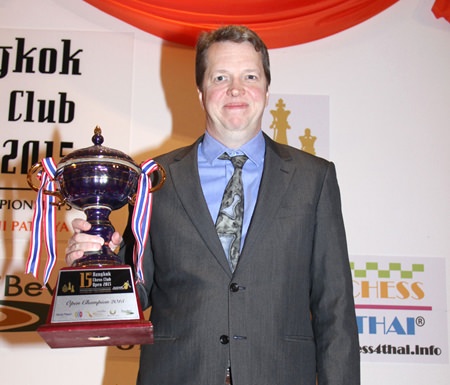 Grandmaster Nigel Short holds up the trophy after being crowned the 2015 Thai Open Champion at the Dusit Thani Pattaya resort on Sunday, April 19.