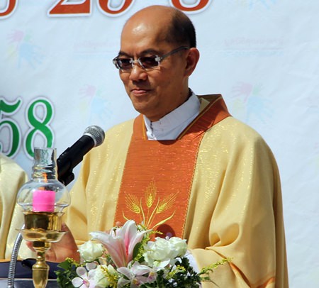Father Apisit, Superior of the Redemptorists in Thailand, leads the Mass.
