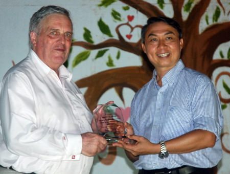 Father Peter presents Andrew Scadding from the Thai Children’s Trust with a personal award of appreciation.