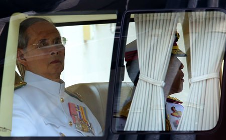 HM King Bhumibol Adulyadej the Great, (left) and Crown Prince Vajiralongkorn, (right) leave Siriraj Hospital in Bangkok, Tuesday, May 5, 2015. The King presided over ceremonies to mark the 65th anniversary of his ascension to the throne.  (Phamorn Manapornchai/Daily News via AP)
