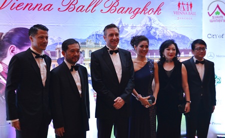 Ambassador Enno Drofenik and his lovely wife Juri (both middle) with honored guests from Thailand.