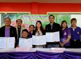 Nongprue Mayor Mai Chaiyanit (second left) and representatives from the Father Ray Center for Children with Special Needs, Pattaya Shooting Park, and the Mitmaitee Clinic sign a memorandum of understanding to regularly operate an equine-assisted therapy program.