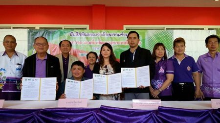 Nongprue Mayor Mai Chaiyanit (second left) and representatives from the Father Ray Center for Children with Special Needs, Pattaya Shooting Park, and the Mitmaitee Clinic sign a memorandum of understanding to regularly operate an equine-assisted therapy program.