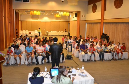 A speaker from the Human Development Index addresses low income families on how to create a warmer family environment in order to keep their children away from drugs.