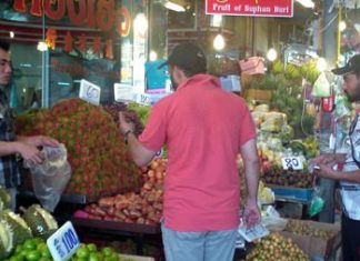 Tourists buy fruit at the market in front of Wat Chaimongkol. Durian (front, lower left) especially becomes popular during the hot season.
