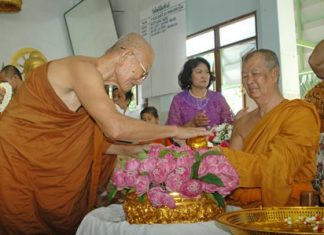 Monks and laypeople turned out in droves to wish a happy birthday to Phothisamphan Temple Abbot Punya Pattanaporn.