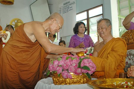 Monks and laypeople turned out in droves to wish a happy birthday to Phothisamphan Temple Abbot Punya Pattanaporn.