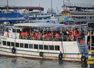 Koh Larn ferry operators are being criticized for allegedly overcharging passengers, violating fare rules for children, and causing confusion by not putting vessel numbers on tickets, causing some passengers to board the wrong boat. Boat operators tried to defend their positions, but Deputy Mayor Ronakit Ekasingh insisted they follow the law. (Photo by Urasin Khantaraphan)