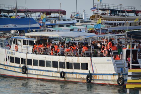 Koh Larn ferry operators are being criticized for allegedly overcharging passengers, violating fare rules for children, and causing confusion by not putting vessel numbers on tickets, causing some passengers to board the wrong boat. Boat operators tried to defend their positions, but Deputy Mayor Ronakit Ekasingh insisted they follow the law. (Photo by Urasin Khantaraphan)