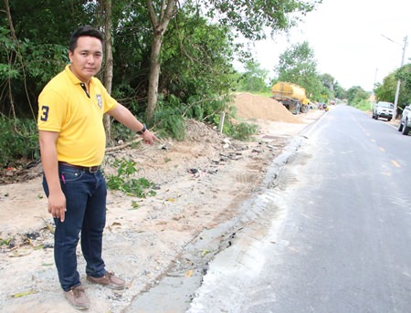 Chatchai Pongdee, lead contractor for Permanent Construction Co., says it’s not his fault the 6-million-baht road in Khet Udomsak he built began falling apart a month after it opened.