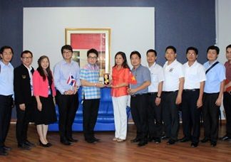 City Councilman Rattanachai Sutidechanai (center left), chairman of the Tourism and Culture Committee, presents a ceremonial key to Pattaya City to Dinh Thi Phuong Lan (center right), a member of the Vietnam National Assembly’s Committee on Foreign Affairs, along with 10 other MPs and representatives from the Vietnamese Embassy in Bangkok.