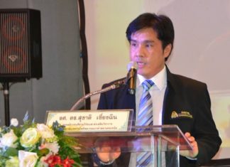 King Mongkut assistant professor Suchart Chiengchin lectures about important facts and challenges that Thailand will be facing when the AEC is officially launched.