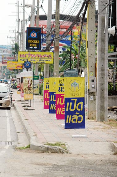An example of businesses invading public property. Retailers were given warnings, but were told that if they’re found encroaching on public land again they will be fined 10,000 baht.