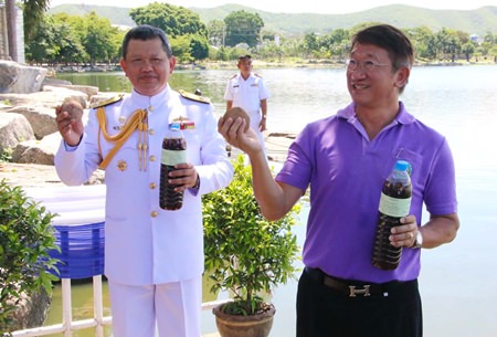 Vice Adm. Wipark Noijinda (left) and Sattahip Mayor Narong Bunbancherdsri (right) lead navy and civilian volunteers to help restore clean water to the Nong Takian reservoir as part of their celebrations for Abhakara Day.