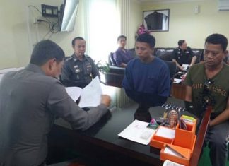 Chairat Chansawang (center) proclaims his innocence in the murder of Suwijak Prasert.