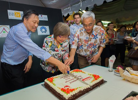 Supamit Surongsain, asst. vice president, marketing, for Foodland Supermarket Co. Ltd., and his team cut the anniversary cake amid cheers from the crowd.