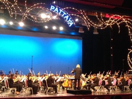 Hikotaro Yazaki conducts the SSMS Orchestra from Silpakorn University for the PILC charity concert.