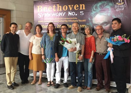 PILC President Helle Rantsen (4th left) is among well-wishers thanking conductor Hikotaro Yazaki after the concert.