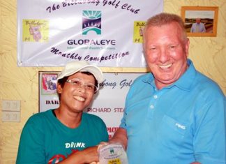 Sa (left) receives her Globaleye Trophy prize from Brian Chapman.