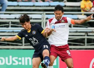 Pattaya United’s Supravee Miprathang (left) challenges for the ball against Police United’s Surachart Sareepim (right) during their League Division 1 fixture at the Nongprue Stadium in Pattaya, Saturday, May 9. (Photo courtesy Police United FC)
