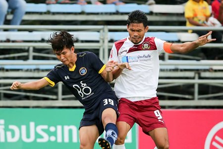 Pattaya United’s Supravee Miprathang (left) challenges for the ball against Police United’s Surachart Sareepim (right) during their League Division 1 fixture at the Nongprue Stadium in Pattaya, Saturday, May 9. (Photo courtesy Police United FC)