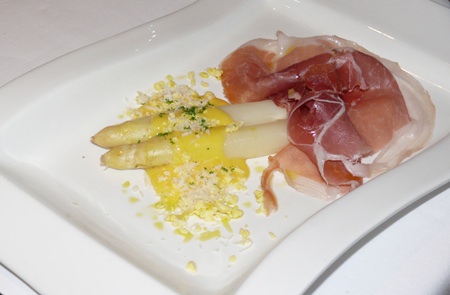 Steamed white asparagus with Hollandaise sauce and Parma ham.