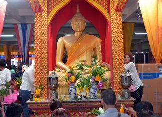 People pray to the Lord Buddha at Wat Boonsamphan on the most holy day on the Buddhist calendar.