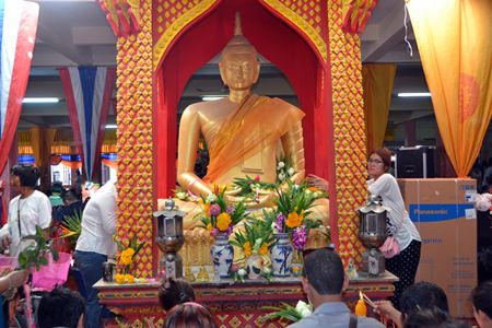 People pray to the Lord Buddha at Wat Boonsamphan on the most holy day on the Buddhist calendar.