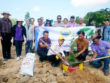 Deputy Mayor Niyom Thiengtham, municipal officials, and local residents plant trees for the “one tree per family” event to mark World Environment Day.