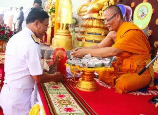 Rear Adm. Jongkol Meesawad presents a million baht to Abbot Sangkakarn Buraphathid for construction of a main hall at Sattahip’s Wat Pa Yup in the name of the “Father of the Thai Navy.”
